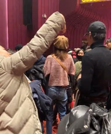 張亮與前妻復合添錘!一家人逛街其樂融融,男方站車旁貼心等寇靜