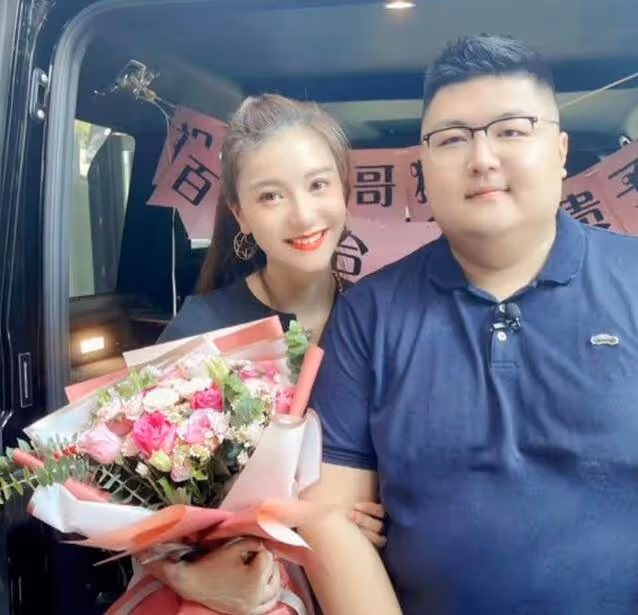 官宣領證!千萬級網紅「猴哥」登記結婚,女方曾多次暗中表達愛意