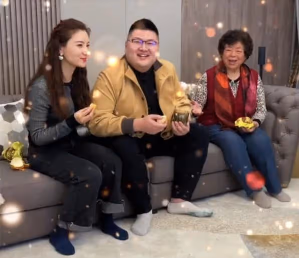 官宣領證!千萬級網紅「猴哥」登記結婚,女方曾多次暗中表達愛意