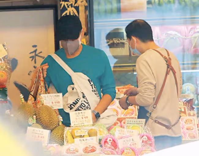 劉青雲夫婦現身菜市場,身家上億打扮樸素,結婚24年無兒女仍恩愛