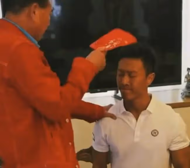 萬梓良收《戰狼》男星為徒!噴對方一臉水,揚言是最後一位徒弟