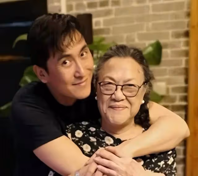 著名港星母親被曝離世!兒子一級榮譽畢業,已簽約經紀公司入行