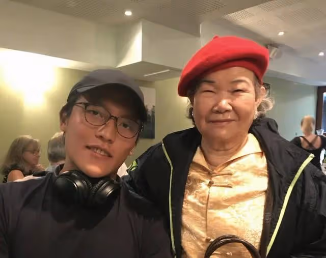 著名港星母親被曝離世!兒子一級榮譽畢業,已簽約經紀公司入行