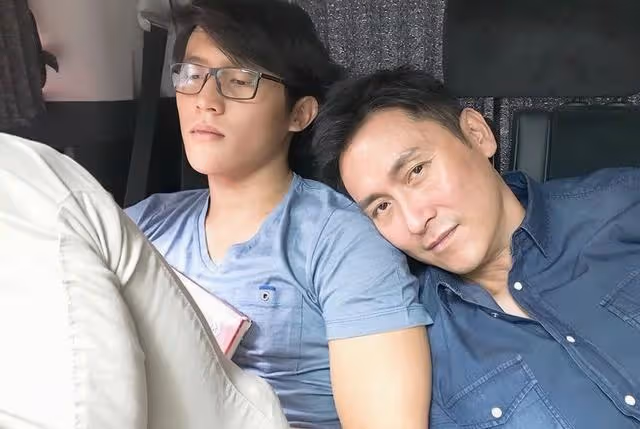 著名港星母親被曝離世！兒子一級榮譽畢業，已簽約經紀公司入行