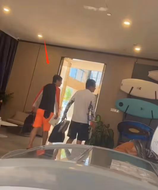 沈騰被偶遇三亞衝浪，身旁一高挑美女同行，本人濕發身材暴瘦明顯