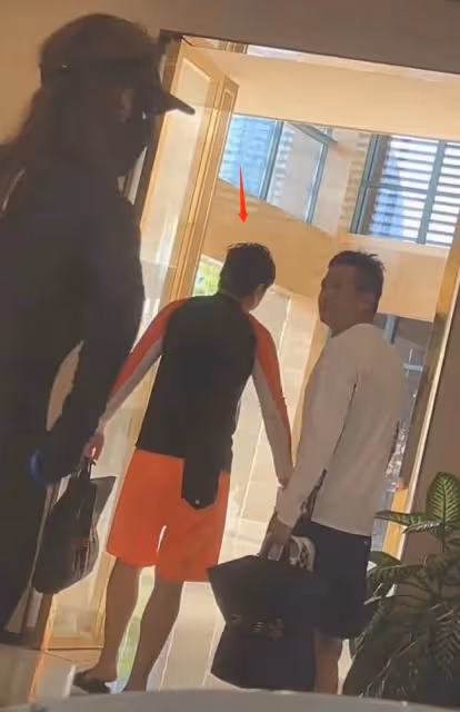 沈騰被偶遇三亞衝浪，身旁一高挑美女同行，本人濕發身材暴瘦明顯