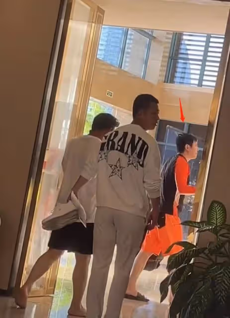 沈騰被偶遇三亞衝浪，身旁一高挑美女同行，本人濕發身材暴瘦明顯