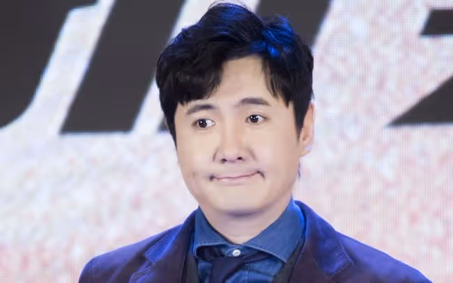 沈騰被偶遇三亞衝浪,身旁一高挑美女同行,本人濕發身材暴瘦明顯