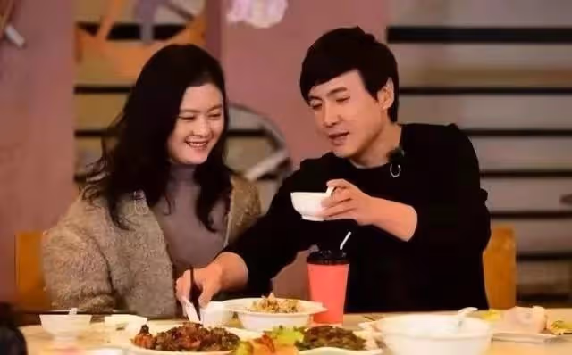 沈騰被偶遇三亞衝浪,身旁一高挑美女同行,本人濕發身材暴瘦明顯