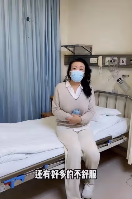 張蘭再住院！雙手捂肚自曝多病纏身，曾暗指汪小菲被前妻逼成渣男