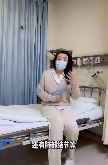 張蘭再住院！雙手捂肚自曝多病纏身，曾暗指汪小菲被前妻逼成渣男