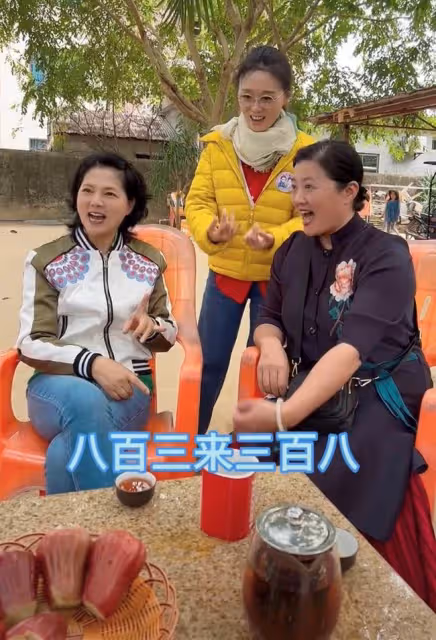 黃梅戲女神罕聚首!59歲吳瓊又蹦又跳如少女,57歲袁玫素顏似凍齡