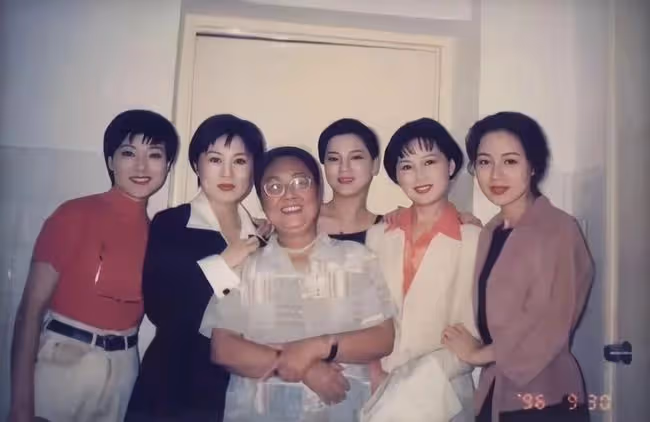 黃梅戲女神罕聚首!59歲吳瓊又蹦又跳如少女,57歲袁玫素顏似凍齡