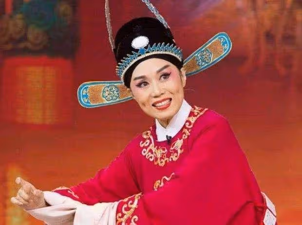 黃梅戲女神罕聚首!59歲吳瓊又蹦又跳如少女,57歲袁玫素顏似凍齡