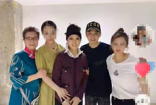 黃梅戲女神罕聚首!59歲吳瓊又蹦又跳如少女,57歲袁玫素顏似凍齡