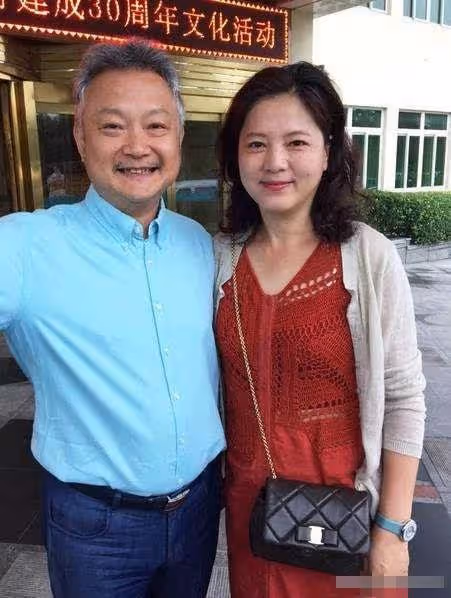 黃梅戲女神罕聚首!59歲吳瓊又蹦又跳如少女,57歲袁玫素顏似凍齡