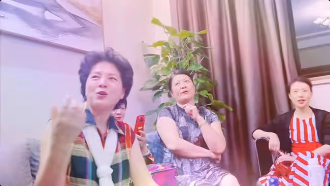 黃梅戲女神罕聚首!59歲吳瓊又蹦又跳如少女,57歲袁玫素顏似凍齡