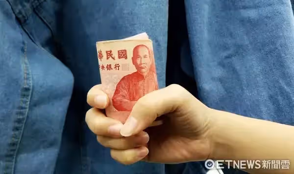 母親節前媽媽走了!3姐妹沒錢辦後事「暖心裡長幫籌10萬」當天「一大群飛蛾包圍」他笑:不用道謝