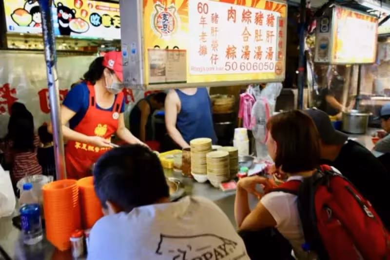 夜市小6兒不慎打翻菜！老闆頻道歉「急做第2份餐送上」客人堅持「補交兩份餐錢」：想要的不是賠償，網贊：臺灣最美風景就是人