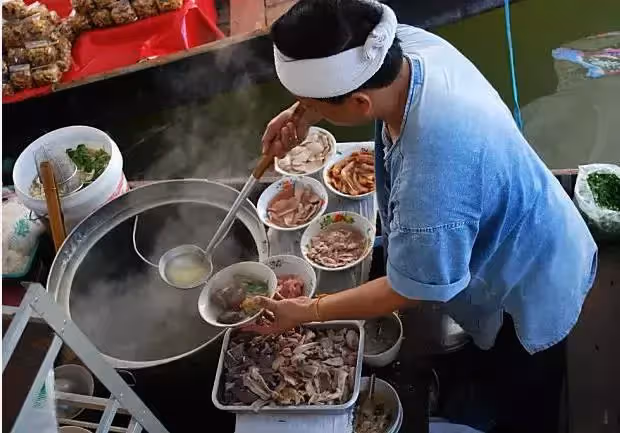 夜市小6兒不慎打翻菜！老闆頻道歉「急做第2份餐送上」客人堅持「補交兩份餐錢」：想要的不是賠償，網贊：臺灣最美風景就是人