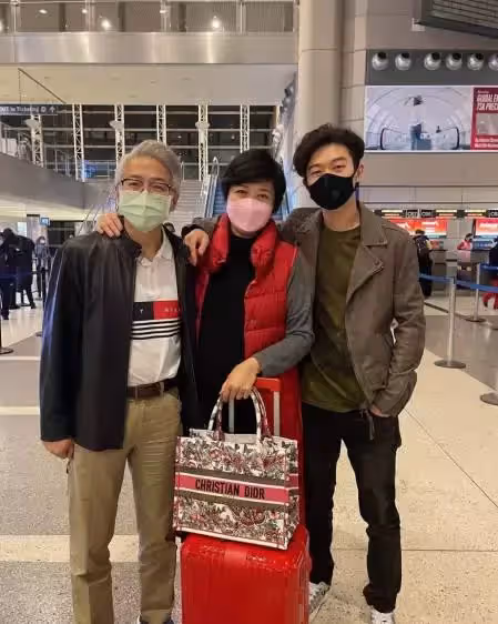 可憐天下父母心!57歲崔佩儀送兒出國留學,臨行前機場告別「相擁而泣」,老公讓她獨留臺灣「略顯心酸」:放手讓兒子長大