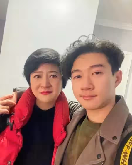 可憐天下父母心!57歲崔佩儀送兒出國留學,臨行前機場告別「相擁而泣」,老公讓她獨留臺灣「略顯心酸」:放手讓兒子長大