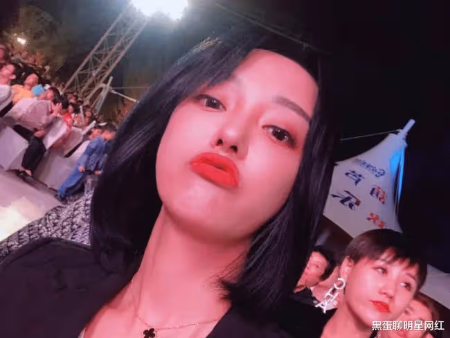 圈內主播評價辛巴簽約娜美，嘲諷其「乘人之危」，網友：商人逐利