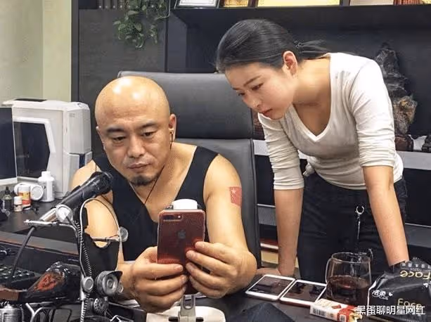 圈內主播評價辛巴簽約娜美，嘲諷其「乘人之危」，網友：商人逐利