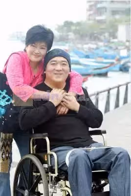 多虧她沒有放棄！趙學煌癱20年 陷入絕望把老婆當成出氣筒 回憶往昔哽咽情話「我娶了個好老婆！」