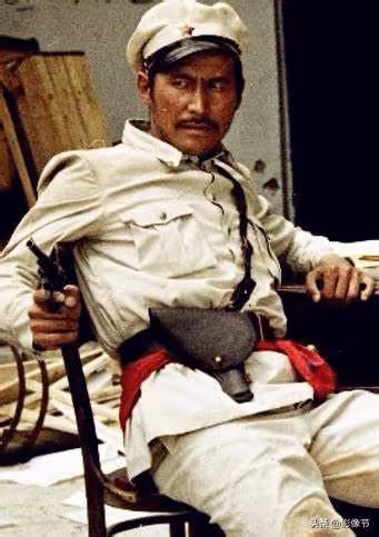 他被影迷稱作「李小龍二世」，卻在35歲時被人毒打致死