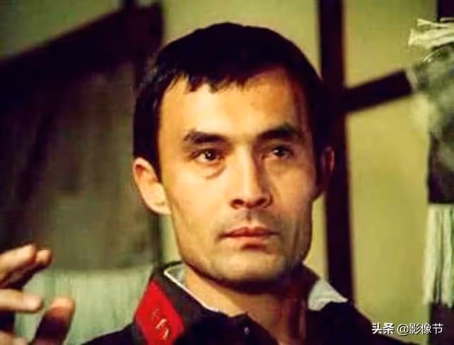 他被影迷稱作「李小龍二世」,卻在35歲時被人毒打致死