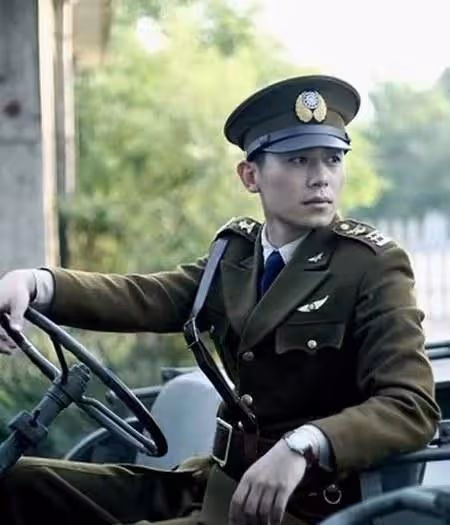 穿軍裝帥出天際的男星,哪些人穿出了味道?陳偉霆、胡歌在列