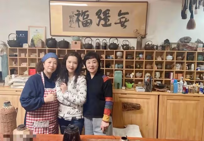 58歲何賽飛罕曝近況,滿頭烏髮素顏白得發光,嫁初戀34年感情恩愛