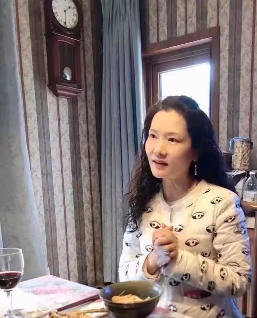 58歲何賽飛罕曝近況,滿頭烏髮素顏白得發光,嫁初戀34年感情恩愛
