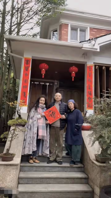 58歲何賽飛罕曝近況,滿頭烏髮素顏白得發光,嫁初戀34年感情恩愛