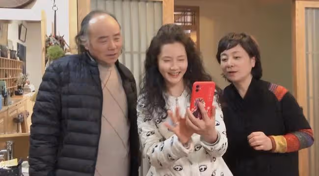 58歲何賽飛罕曝近況,滿頭烏髮素顏白得發光,嫁初戀34年感情恩愛