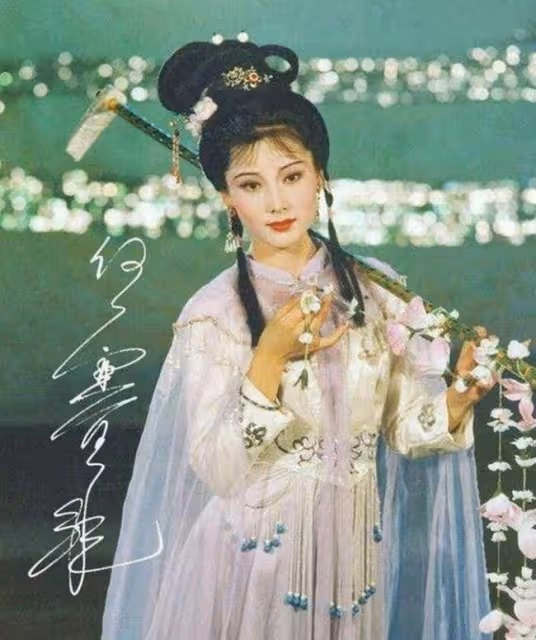 58歲何賽飛罕曝近況,滿頭烏髮素顏白得發光,嫁初戀34年感情恩愛