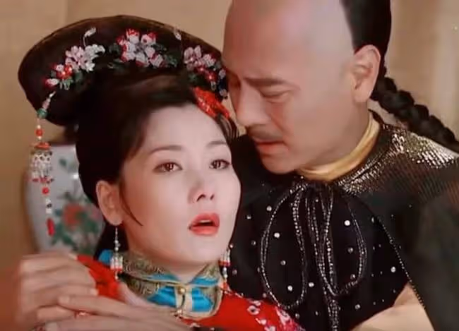 58歲何賽飛罕曝近況,滿頭烏髮素顏白得發光,嫁初戀34年感情恩愛