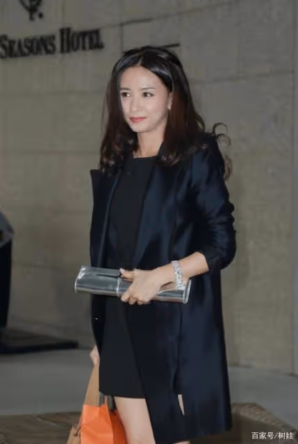 吳婉芳低調參加長子婚禮，穿紅色長裙顯優雅，和兒媳合影更搶鏡