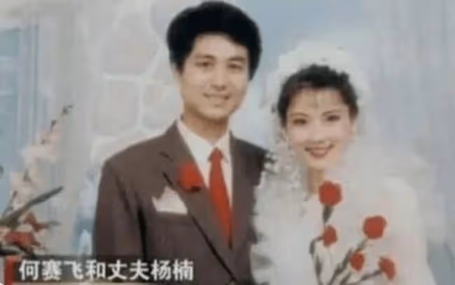 58歲何賽飛罕曝近況,滿頭烏髮素顏白得發光,嫁初戀34年感情恩愛