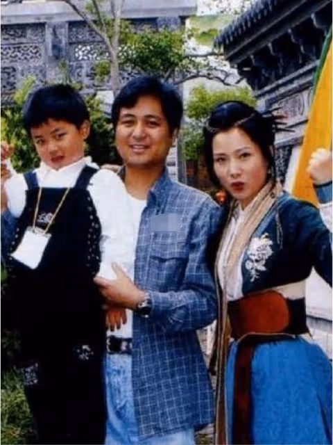 58歲何賽飛罕曝近況,滿頭烏髮素顏白得發光,嫁初戀34年感情恩愛