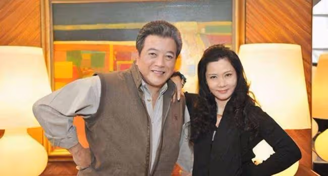 58歲何賽飛罕曝近況,滿頭烏髮素顏白得發光,嫁初戀34年感情恩愛