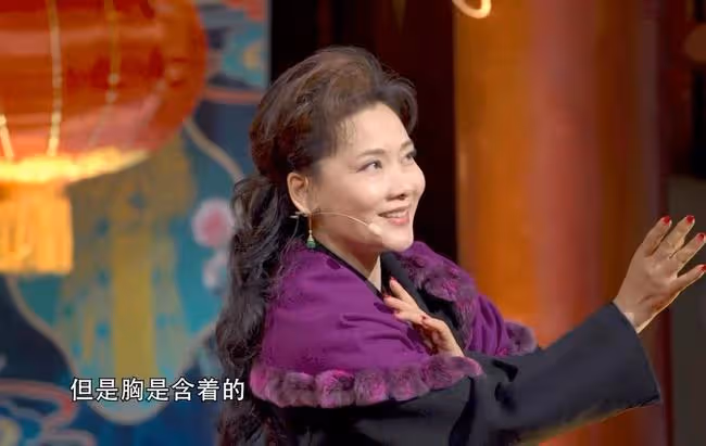 58歲何賽飛罕曝近況,滿頭烏髮素顏白得發光,嫁初戀34年感情恩愛