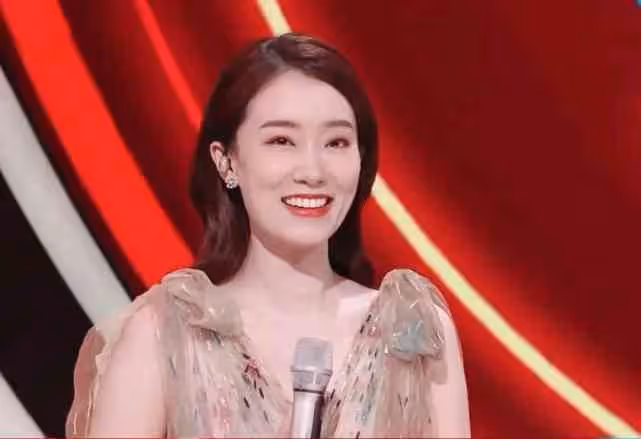 湖南台元宵晚會陣容官宣!何炅挑大樑一帶五,主持團現帥氣新面孔