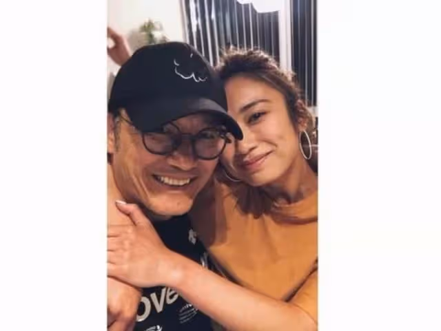 身材火辣!香港知名男星愛女大曬半裸照,不介意反而支持女兒性感