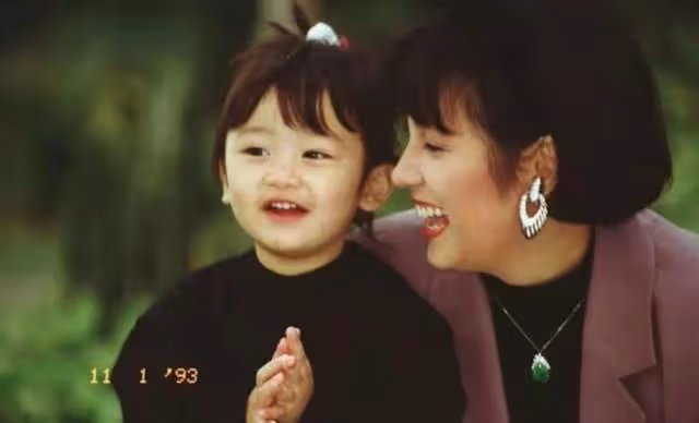 身材火辣!香港知名男星愛女大曬半裸照,不介意反而支持女兒性感