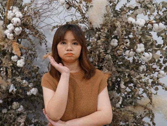 37歲「亞視一姐」薛影儀不戴口罩遭路人追拍,盛怒下多次出腳踢人