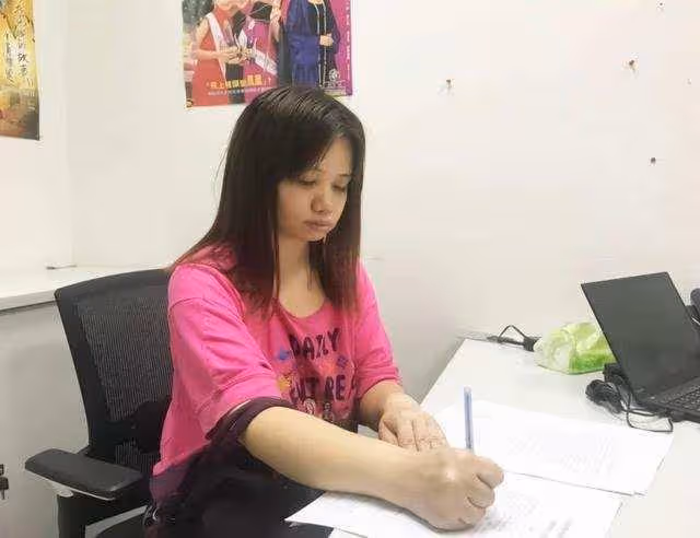 37歲「亞視一姐」薛影儀不戴口罩遭路人追拍,盛怒下多次出腳踢人