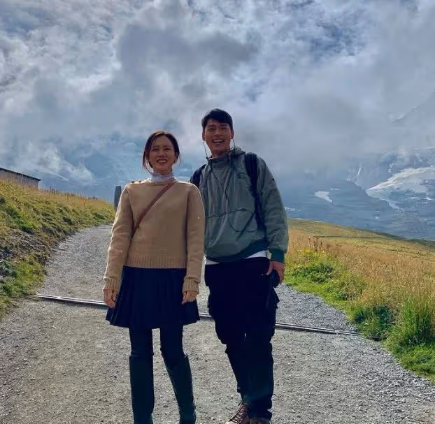 孫藝珍玄彬3月舉辦婚禮!結婚牽手照有蹊蹺,延續《迫降》大結局