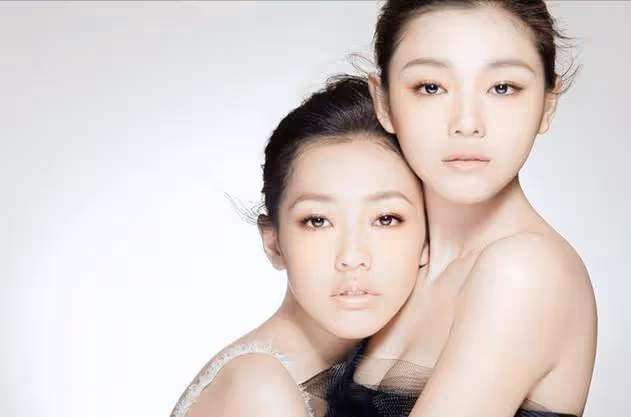 同父異母的星二代,媽媽美貌的高低,往往決定了孩子顏值的上限